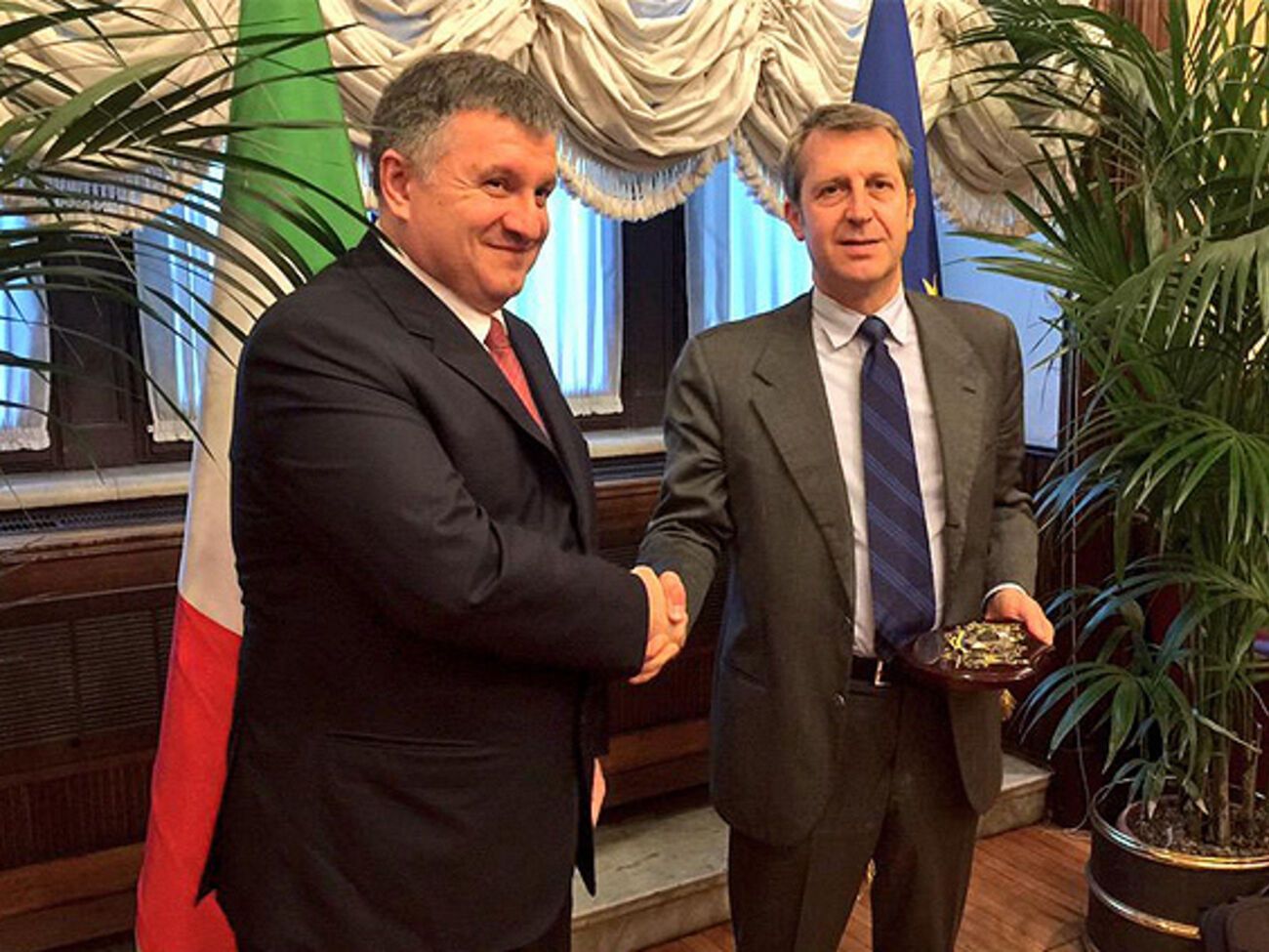 Глава МВД Украины Арсен Аваков и замминистра иностранных дел Италии Бенедетто Делла Ведова