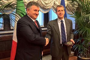 Глава МВД Украины Арсен Аваков и замминистра иностранных дел Италии Бенедетто Делла Ведова