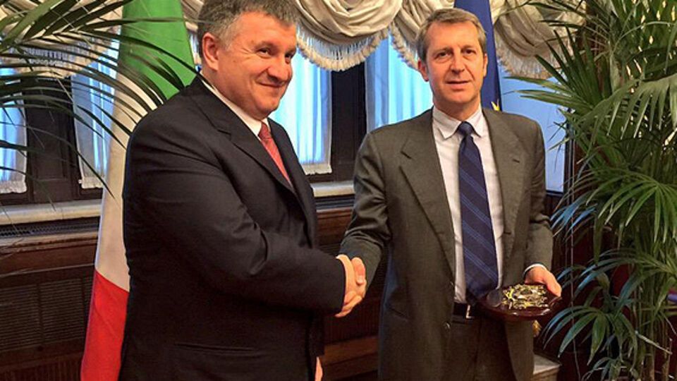 Глава МВД Украины Арсен Аваков и замминистра иностранных дел Италии Бенедетто Делла Ведова