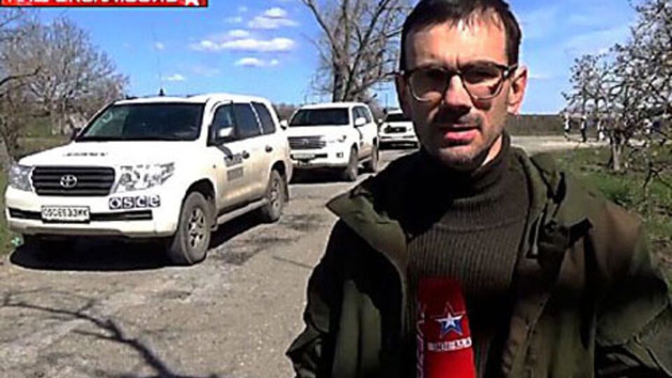 Журналист российского телеканала заставлял пленных солдат на камеру звонить родным, сообщил побывавший в плену волонтер Сергей Гаков