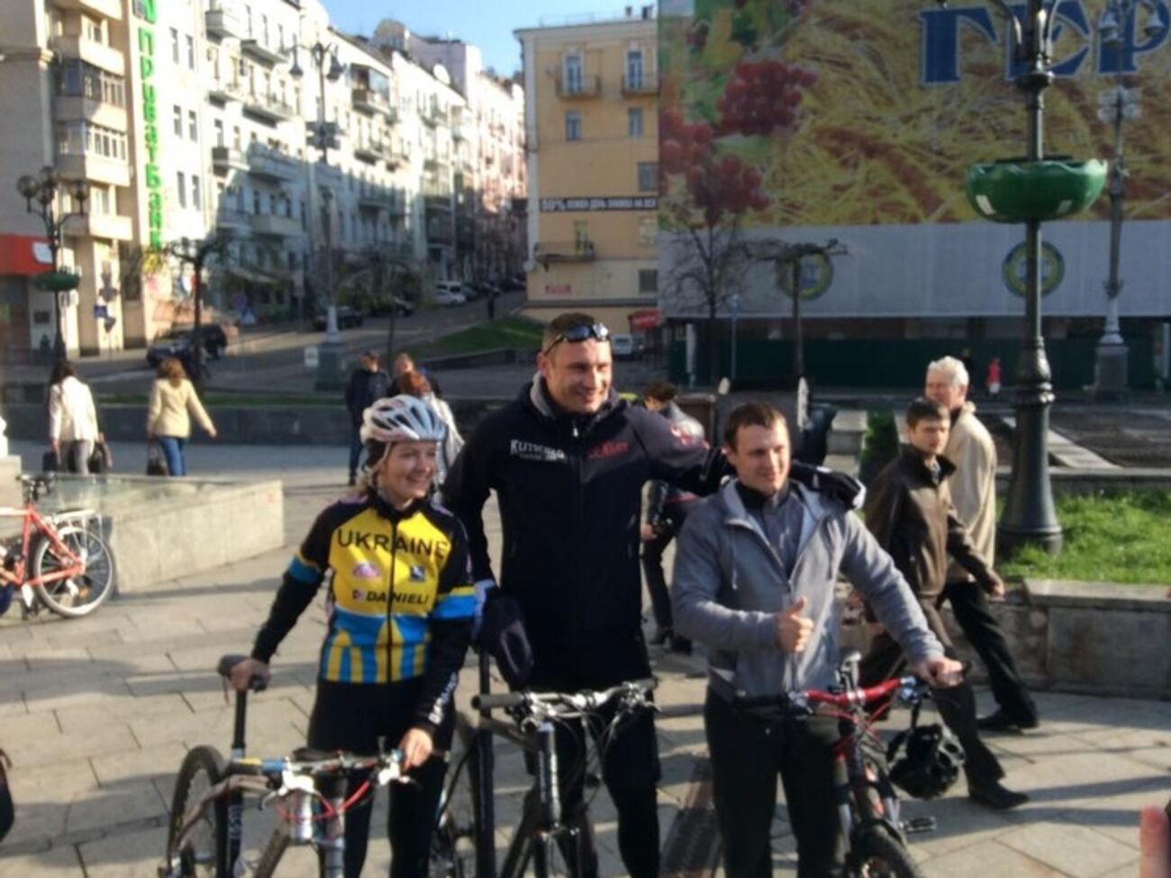 Кличко проехался на велосипеде на работу