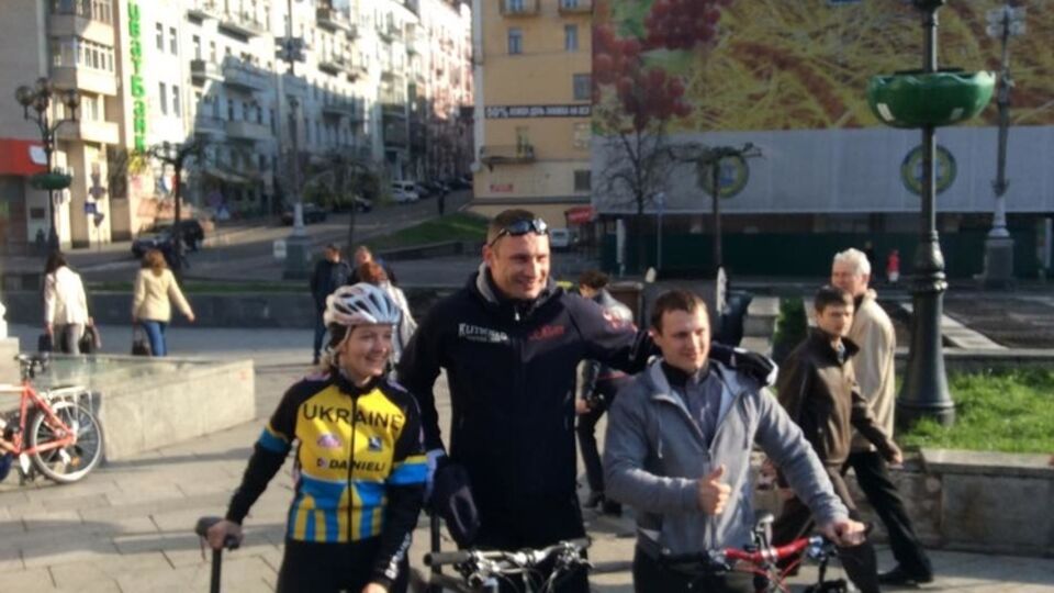 Кличко проехался на велосипеде на работу