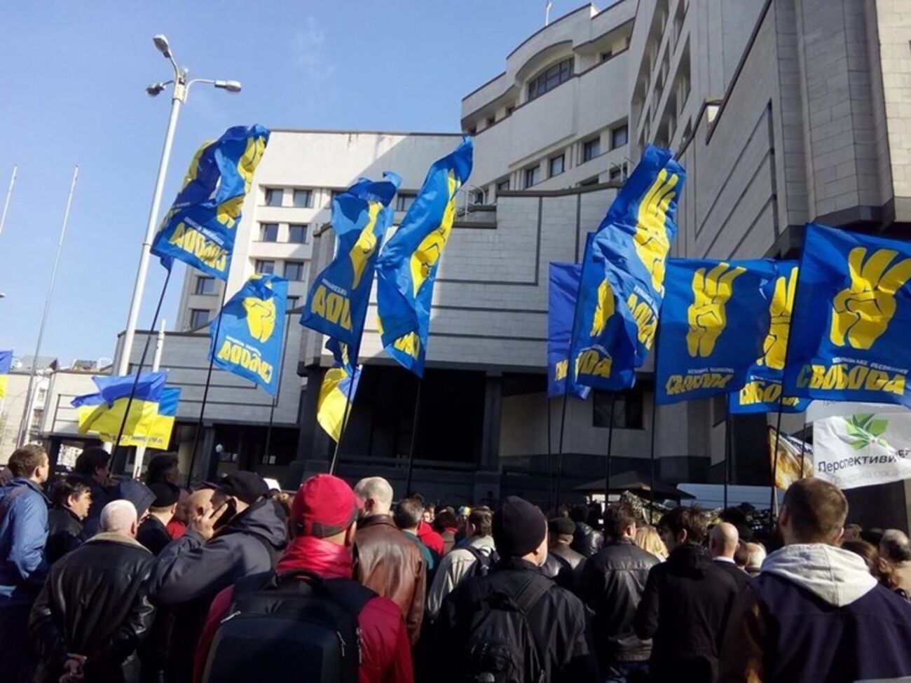 Возле Конституционного Суда митинг