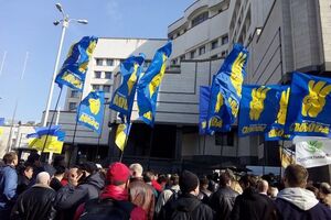 Возле Конституционного Суда митинг