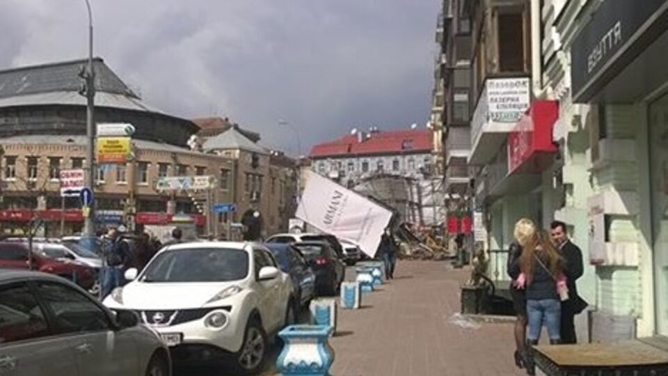 Сильный ветер обрушил рекламные конструкции в центре Киева
