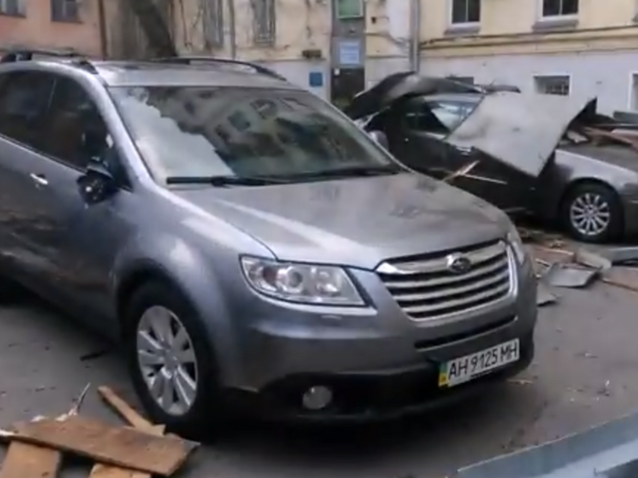 В Киеве из-за сильного ветра крыша дома рухнула на машины. Видео