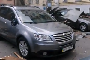 В Киеве из-за сильного ветра крыша дома рухнула на машины. Видео