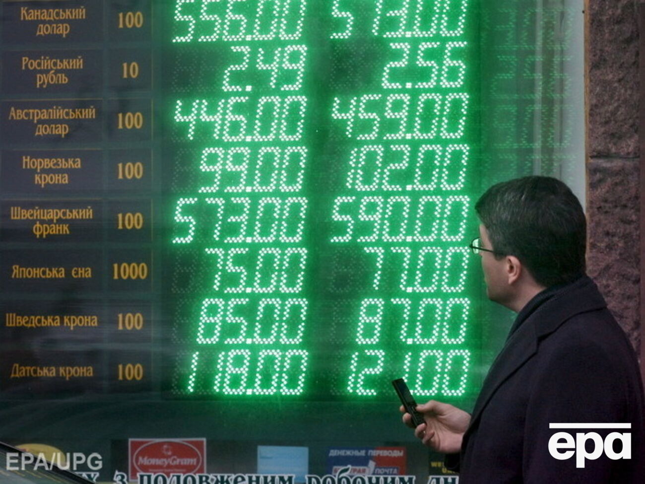 Гривна продолжает укрепляться на межбанковском валютном рынке