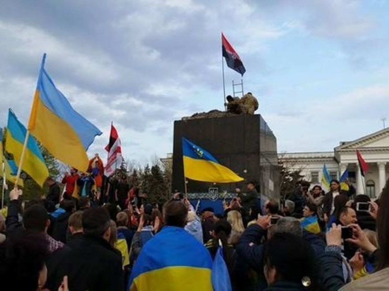 Милиция пыталась препятствовать снесению памятника, но активисты правоохранителей оттеснили