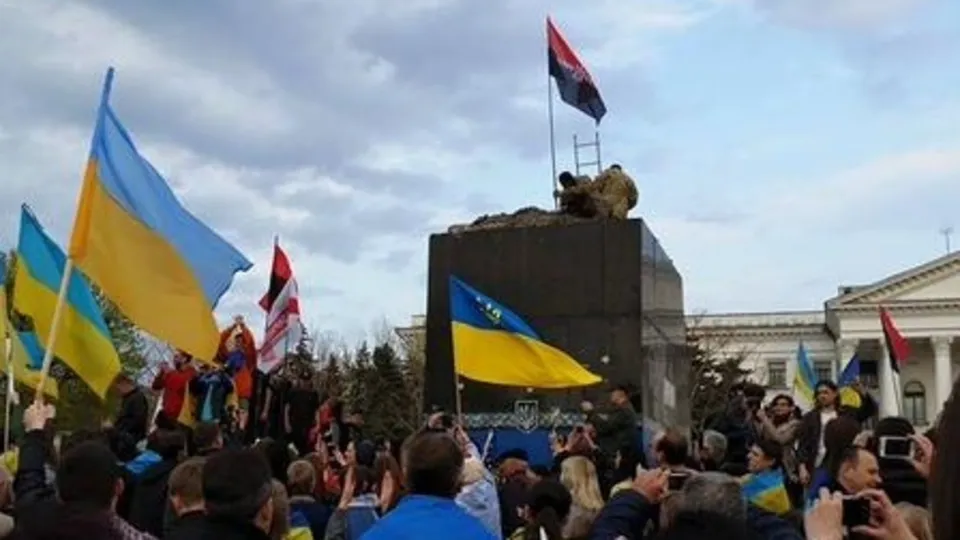 Милиция пыталась препятствовать снесению памятника, но активисты правоохранителей оттеснили