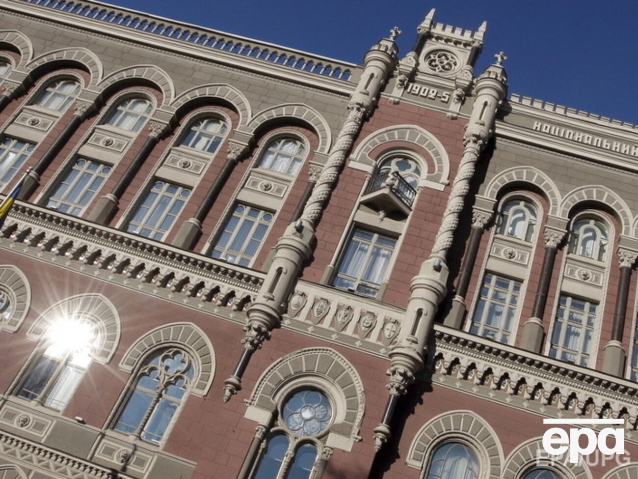 Нацбанк укрепил гривну к доллару на 39 копеек