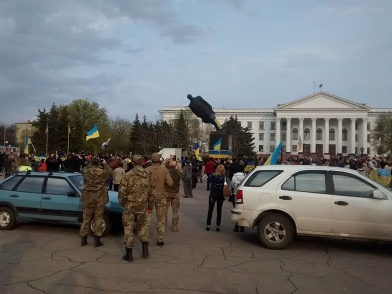 В Краматорске участники проукраинского митинга повалили памятник Ленину. Фоторепортаж