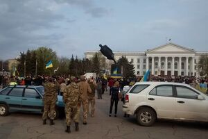 В Краматорске участники проукраинского митинга повалили памятник Ленину. Фоторепортаж