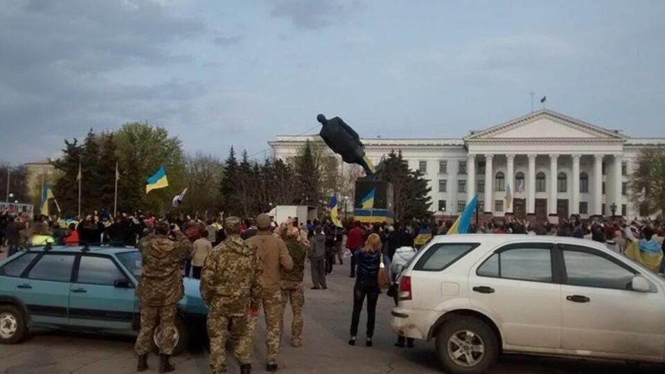 В Краматорске участники проукраинского митинга повалили памятник Ленину. Фоторепортаж