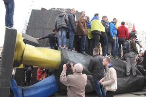 Снос памятника Ленину в Краматорске является актом вандализма, заявили в Донецкой ОГА