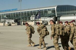 Десантники 173-й бригады США в украинском аэропорту
