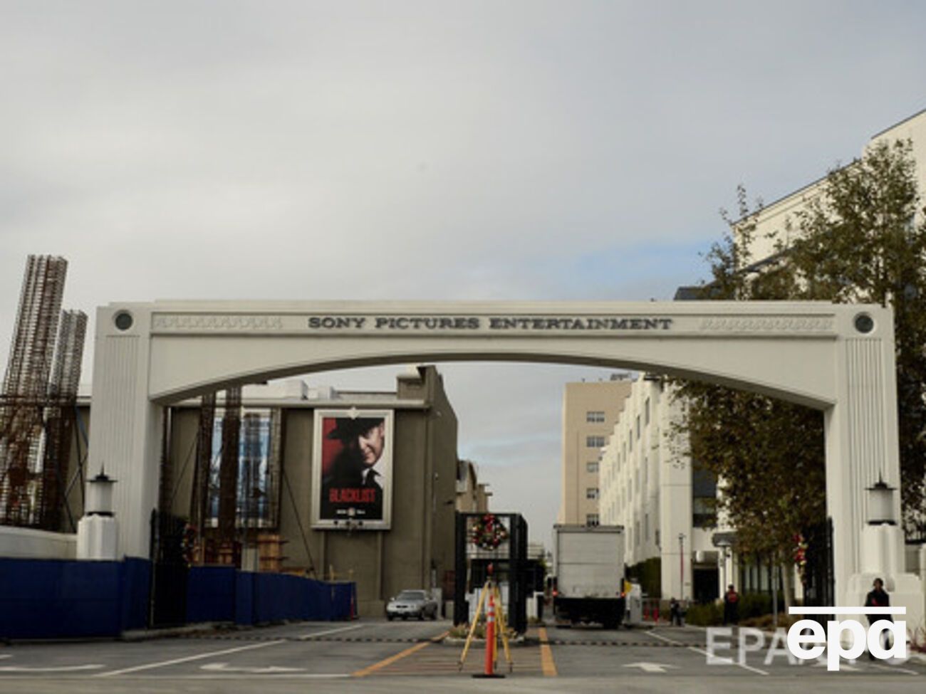 WikiLeaks опубликовала на своем сайте архив из 30 тысяч документов, похищенных хакерами в результате взлома серверов компании Sony Pictures осенью прошлого года