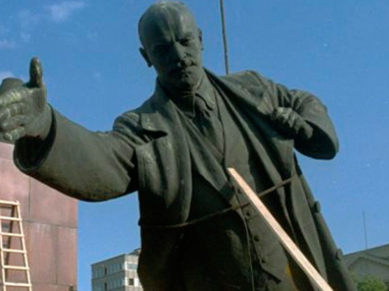 В Харькове повалили еще два памятника Ленину