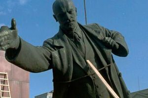 В Харькове повалили еще два памятника Ленину