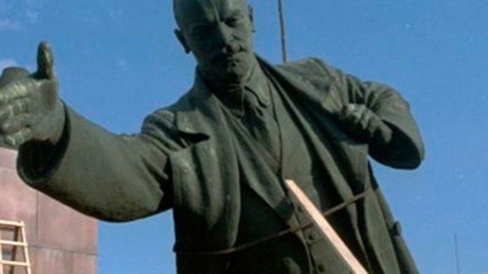 В Харькове повалили еще два памятника Ленину
