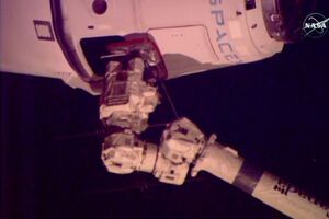 Dragon должен был пристыковаться к МКС 15 апреля