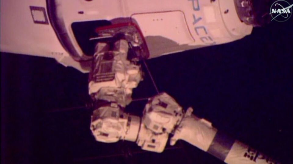 Dragon должен был пристыковаться к МКС 15 апреля