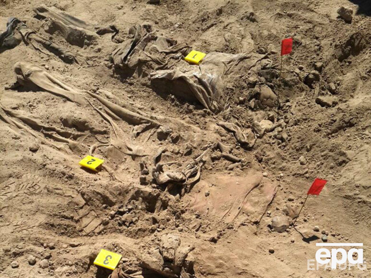 Большинство жертв боевиков были связаны, застрелены, а затем похоронены в братских могилах