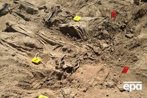 Большинство жертв боевиков были связаны, застрелены, а затем похоронены в братских могилах