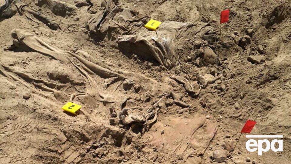 Большинство жертв боевиков были связаны, застрелены, а затем похоронены в братских могилах