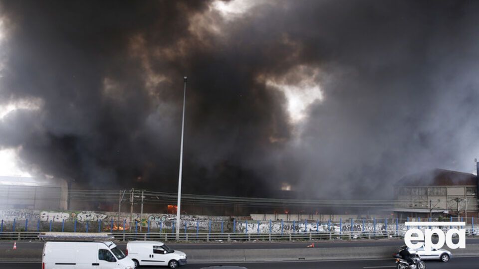 На складе, где возник пожар, хранилось большое количество текстильных товаров и обуви
