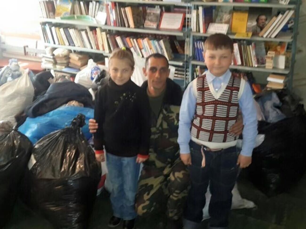 Военные и волонтеры привезли детям игрушки