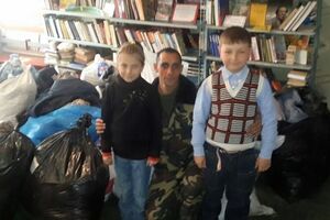 Военные и волонтеры привезли детям игрушки