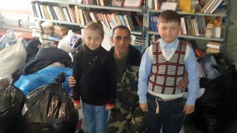 Военные и волонтеры привезли детям игрушки