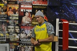 Украинский боксер Усик защитил титул чемпиона WBO, одержав победу над россиянином. Видео