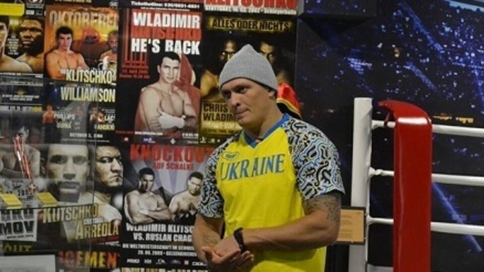 Украинский боксер Усик защитил титул чемпиона WBO, одержав победу над россиянином. Видео