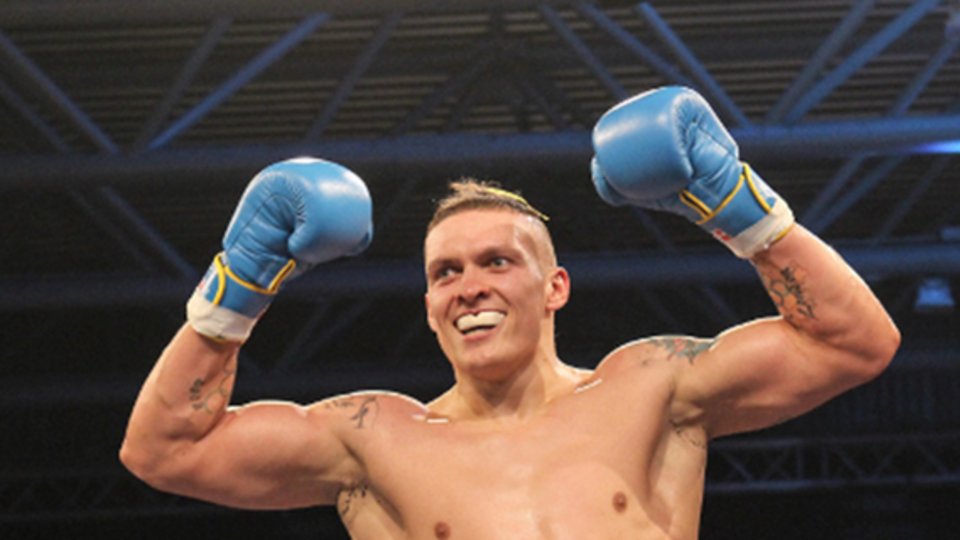 Президент поздравил Усика с победой над россиянином