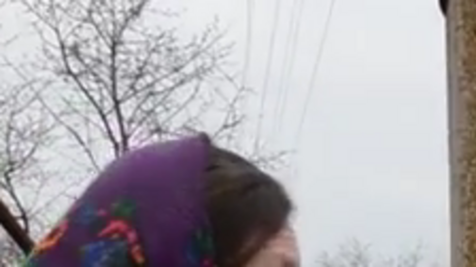 Бабушка – полицаю "ДНР" в Широкино: У вас там блокпост, а 260 лет назад мои прародители купили эту землю