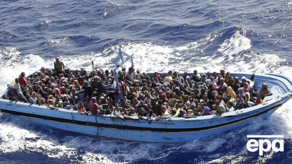 Судно с мигрантами перевернулось вблизи острова Лампедуза