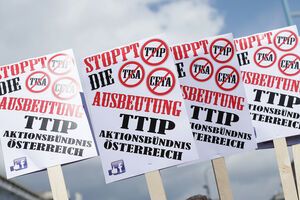 В европейских странах прошли многотысячные протесты против соглашения о свободной торговле между США и ЕС. Фоторепортаж