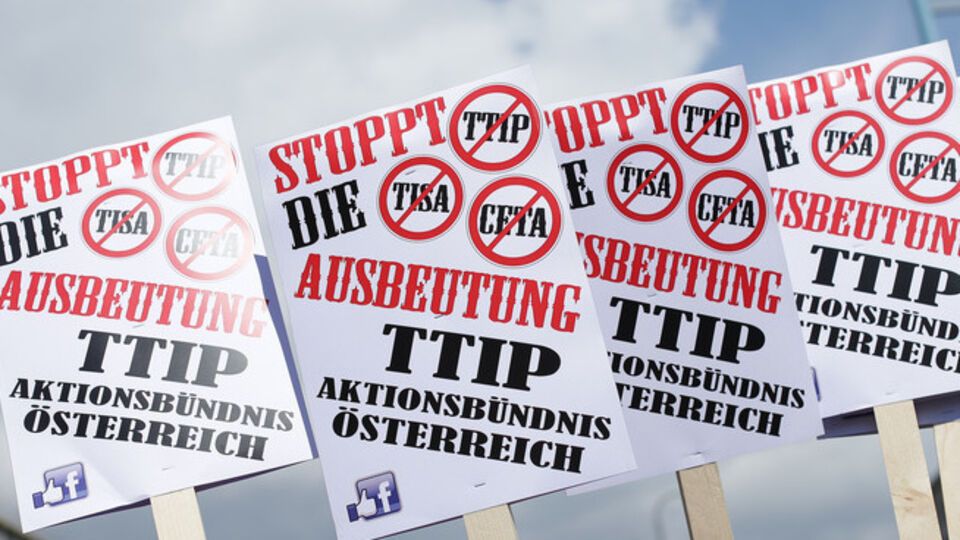 В европейских странах прошли многотысячные протесты против соглашения о свободной торговле между США и ЕС. Фоторепортаж