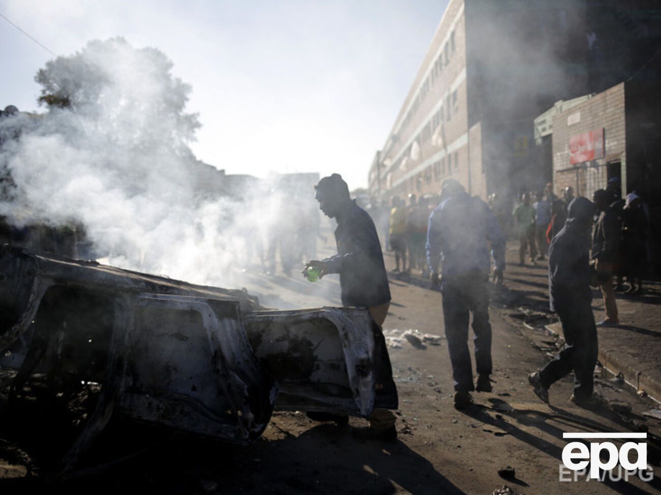 Полиция была вынуждена применить слезоточивый газ и резиновые пули, чтобы разогнать манифестации против приезжих