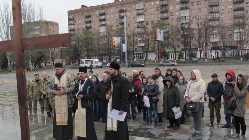 Военный капеллан отец Иван прочитал фамилии мариупольцев, погибших в результате артобстрела города террористами в феврале