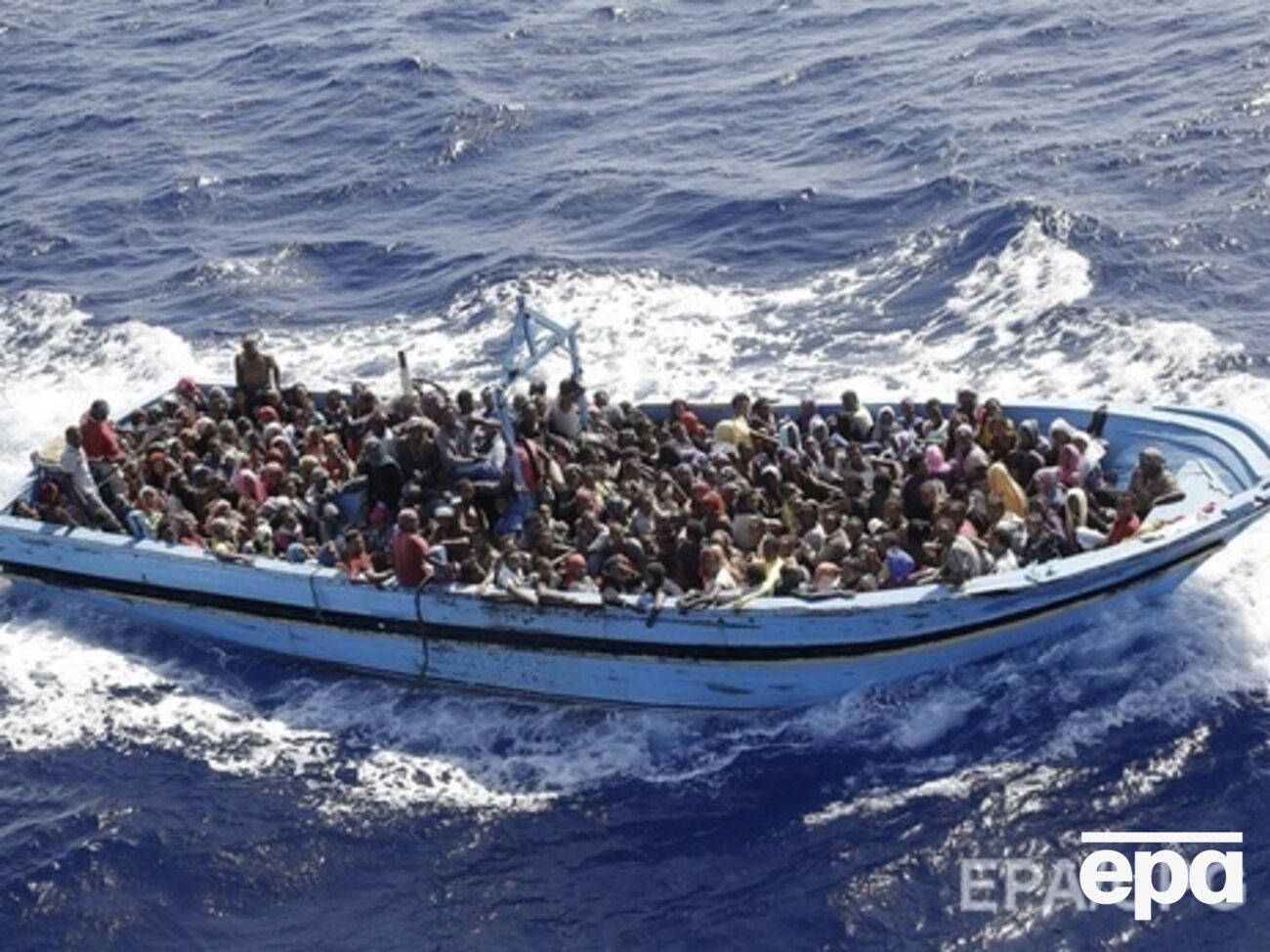 Из перевернувшегося судна спасли 28 человек