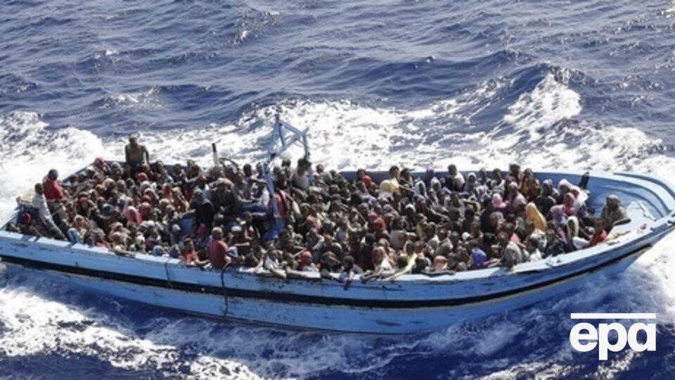 Из перевернувшегося судна спасли 28 человек