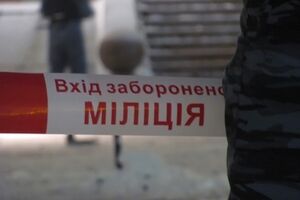 В настоящий момент территория возле аптеки ограждена бело-красной лентой
