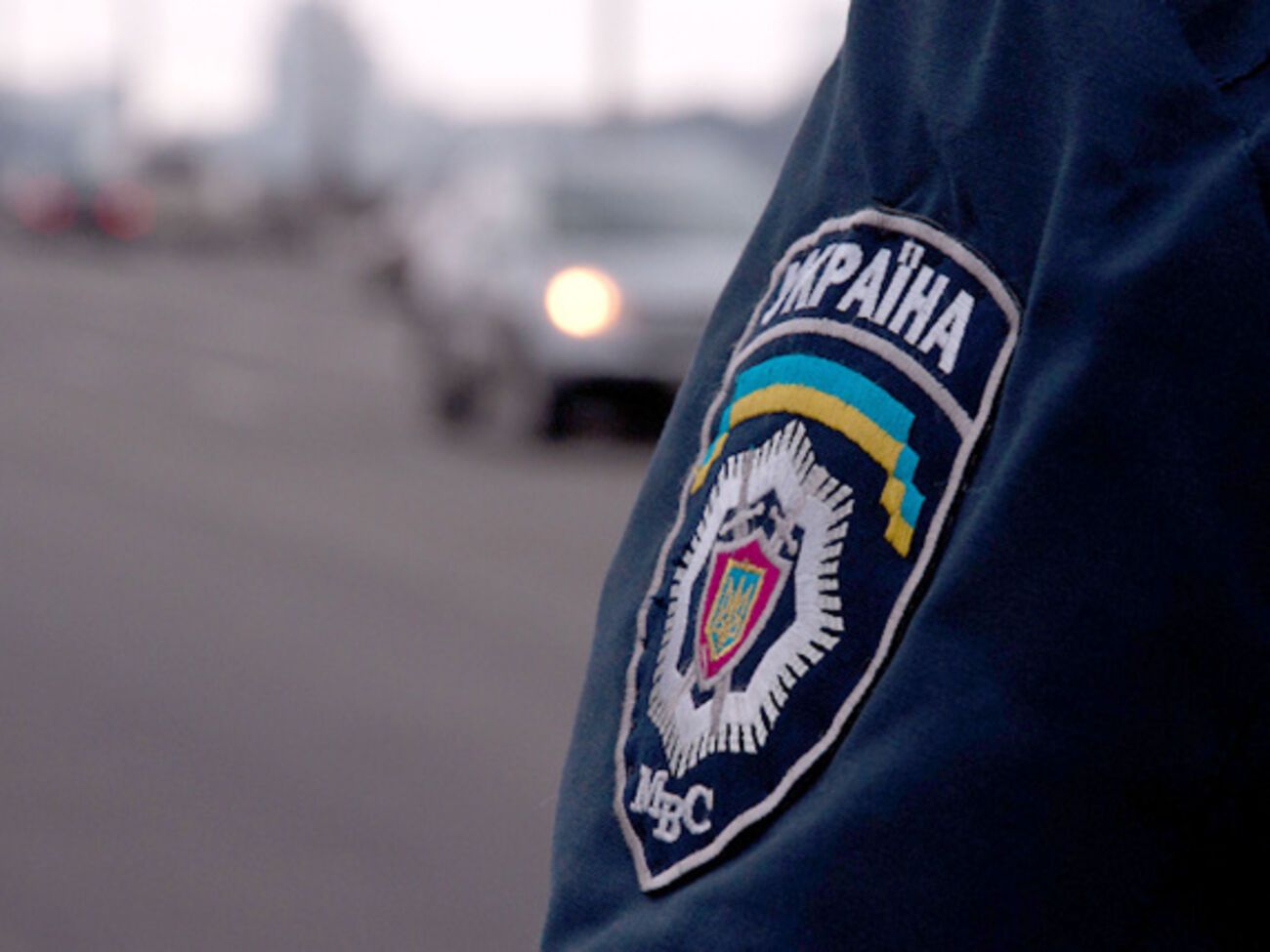 С места происшествия специалисты взрывотехнической службы изъяли фрагменты неизвестных предметов, которые направлены на экспертизу