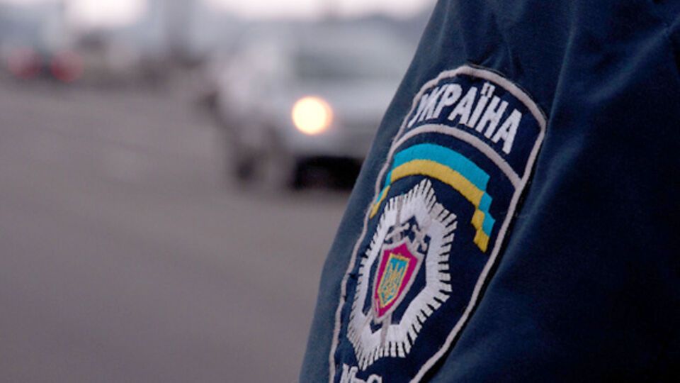 С места происшествия специалисты взрывотехнической службы изъяли фрагменты неизвестных предметов, которые направлены на экспертизу