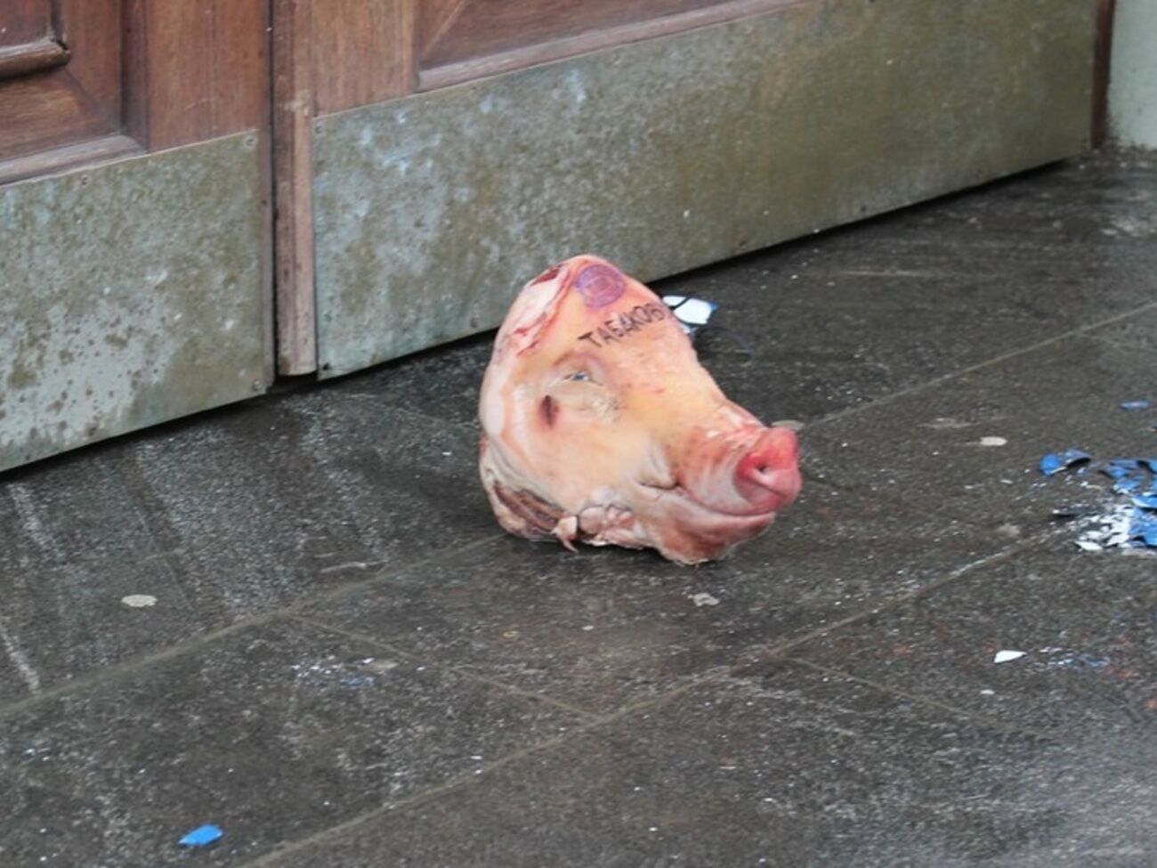 Активисты принесли свиную голову худруку театра Олегу Табакову