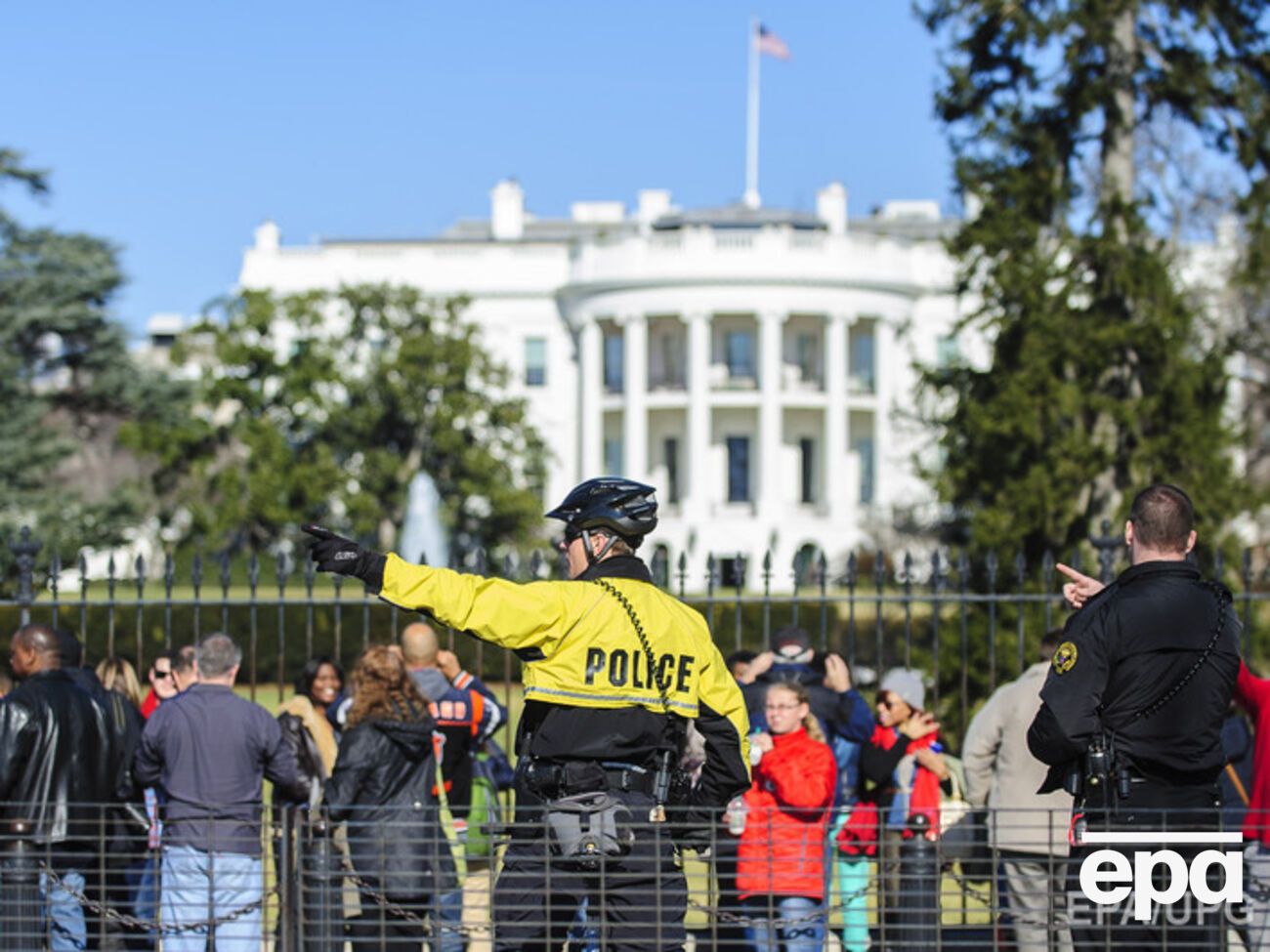 Сейчас высота ограждения вокруг Белого дома составляет около двух с половиной метров