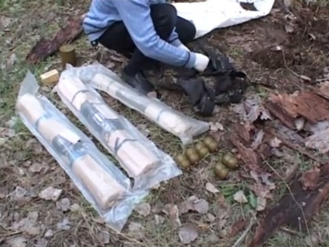 СБУ обнаружила в пригороде Новомосковска тайник с оружием и боеприпасами. Видео